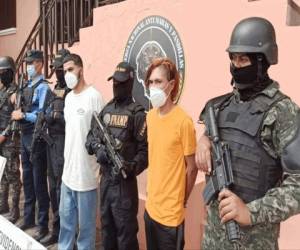Los presuntos pandilleros son Elvin Alexander Acuña Ramírez (21), alias 'Tristeza CLCS' y Carlos Ariel Sevilla Castejon (27), conocido como 'Barbero'.