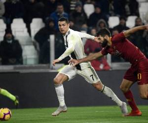 Cristiano Ronaldo siendo marcado por el argentino Federico Fazio. (Foto: Agencias/AFP)