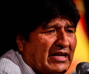 El expresidente de Bolivia, Evo Morales, hace gestos durante una conferencia de prensa en Buenos Aires, el 17 de diciembre de 2019.