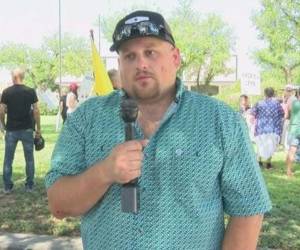 Caleb, quien también era padre de tres hijas, respiraba por un ventilador y estaba inconsciente por la enfermedad. Foto: Twitter/Infobae