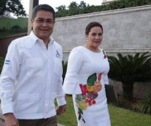 Ana Garcí de Hernández volvió a utilizar el blanco con estampados en su vestido para las fiestas de Independencia 2017. Foto: Twitter