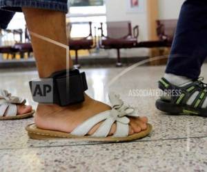 Los grilletes no son tan efectivos como quiere el gobierno de Trump. Foto AP