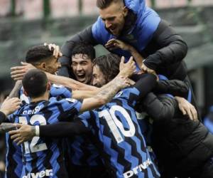 Matteo Darmian del Inter de Milán celebra tras anotar el gol de la victoria 1-0 ante Cagliari en la Serie A italiana. Foto:AP