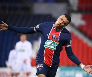 Kylian Mbappé anotó uno de los tres goles del PSG ante el Lille. Foto:AFP