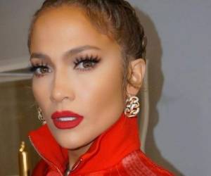 Jennifer lució realmente bella con el atuendo que resaltó sus tonificadas piernas.