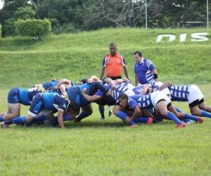 Acción del juego entre Honduras y El Salvador en San Salvador. Foto: CSR.