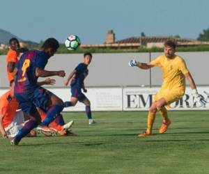 Momento en que Choco Lozano conectaba de cabeza para marcar su primer gol con el Barcelona B. Foto: Twitter Barcelona B.