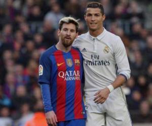 Cristiano Ronaldo y Leo Messi lideran el listado de 30 jugadores nominados al Balón de Oro, publicado este lunes. (AFP)