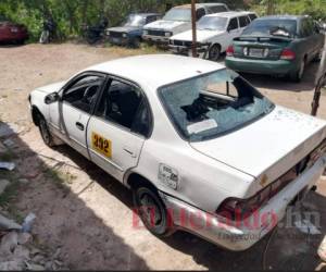 Este es el taxi en el que se conducía el conductor que fue raptado este viernes en horas de la mañana en la capital. Foto: EL HERALDO.