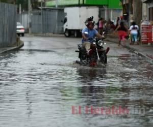 Las fuertes lluvias provocan inundaciones en algunas calles de Honduras. Foto: Emilio Flores/ EL HERALDO
