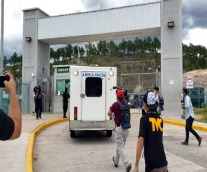 Una ambulancia llegó hasta el centro penal La Tolva para confirmar la muerte de los reos.