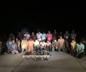 Las 26 personas detenidas junto a las cosas decomisadas en Gracias a Dios.