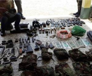 Armas, cargadores, municiones e indumentaria militar decomisada en Olancho, al oriente de Honduras.