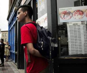 “Siempre quise reinvertir en Chelsea”, comentó Mateo, de 27 años y quien planea expandirse a una tienda vacía al lado. “Me gustan las raíces que tiene en la comunidad latinoamericana y quiero mantenerlo de esa forma”. Foto: AP.