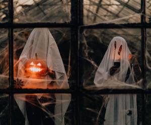 Halloween conserva parte del simbolismo de sus orígenes, marcado por el misterio de la muerte, el recuerdo de los difuntos y las antiguas creencias sobre el mundo de los espíritus.