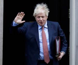El primer ministro británico Boris Johnson sale del número 10 de Downing Street el miércoles 29 de enero de 2020 para ir al Parlamento, en Londres.