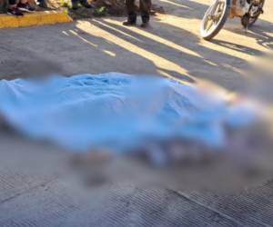 El cuerpo de la víctima quedó tendido en plena vía pública.