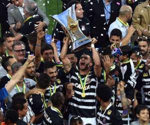 Renato Augusto levanta la Copa y celebra la sexta del Timão.