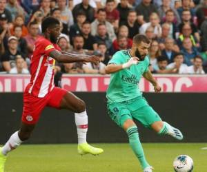 Karim Benzema domina el balón en el amistoso ante la Roma. Foto:AFP