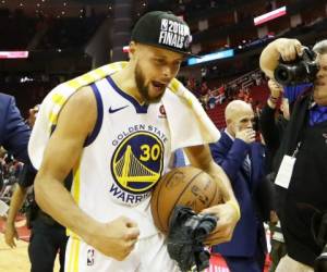 Stephen Curry #30 de los Golden State Warriors reacciona después de derrotar a los Houston Rockets 101 a 92 en el Juego Siete de las Finales de la Conferencia Oeste de los Playoffs de la NBA 2018. Foto AFP