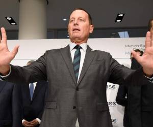 Warner acusó al presidente de tratar de esquivar la autoridad constitucional del Senado de aprobar los cargos cruciales de seguridad nacional. Foto: AFP.