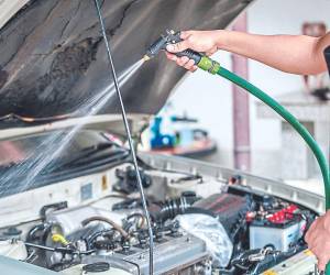 Mantener el compartimento del motor limpio ayuda a detectar con claridad las fugas de aceite o líquido refrigerante.