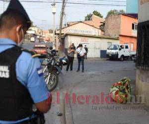 El cuerpo estaba envuelto en sábanas de colores. Foto: Anibal Vásquez | EL HERALDO.