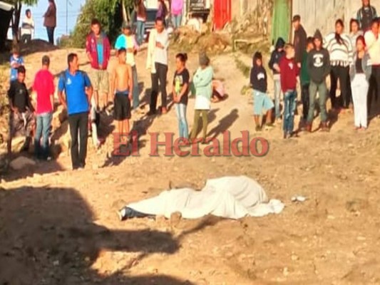 Los cuerpos de las víctimas quedaron en medio de una calle llena de piedras del sector, sobre un charco de sangre. Ambos tenían heridas de arma de fuego en su cabeza.