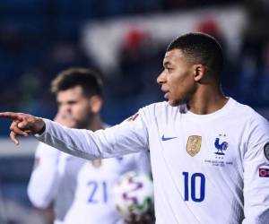 El Madrid estaría dispuesto a intercambiar a uno de sus futbolistas para llevarse a Mbappé. Foto: AFP