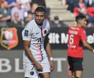 El delantero francés del Paris Saint-Germain, Kylian Mbappé, reacciona durante el partido de fútbol francés L1 entre el Stade Rennais (Rennes) y el Paris Saint-Germain en el Roazhon Park de Rennes.