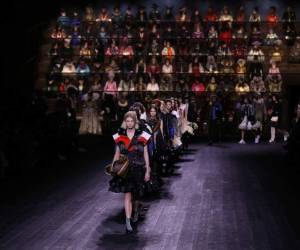 La casa parisina transmitió su desfile por internet, mientras que algunos invitados que fueron a ver la colección en vivo llevaban puestas máscaras con las letras CC de Chanel. AP.