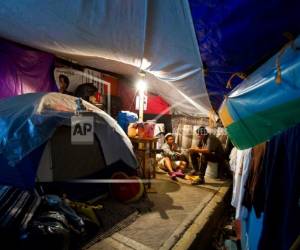 Seis meses después del movimiento telúrico, campamentos improvisados como este, que han sido montados por residentes desplazados, son algunos de los indicios más visibles de que no todo el mundo ha logrado dar vuelta a la página tras el terremoto de 2017 que provocó la muerte de 228 personas en la Ciudad de México y de 141 en otras partes del país. Foto AP
