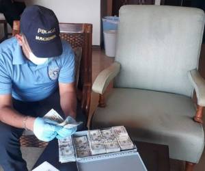 Alrededor de 3.1 millones de lempiras fueron decomisados a los dos sospechosos.