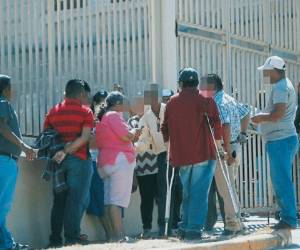 Los tramitadores se apostaron frente a las oficinas del IP buscando la forma de entrar para seguir con su negocio.