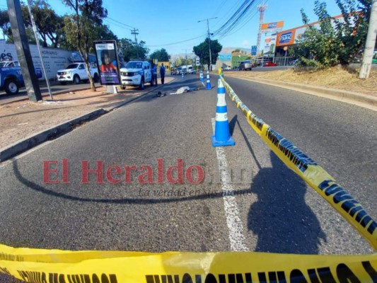 La víctima quedó sin vida en uno de los carriles del bulevar FFAA. Foto: Alex Pérez/EL HERALDO.