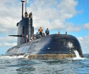 “No nos dijeron la palabra muertos, ¿pero qué se puede entender’”, expresó con enojo uno de los familiares de los tripulantes que viajaban en el submarino, tras recibir la noticia de que había explotado. (AP)