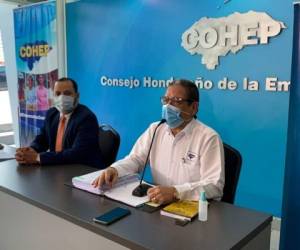 Los representantes del Cohep, Gustavo Solórzano y Armando Urtecho, durante una conferencia sobre las ZEDE. Foto: Twitter COHEPHonduras