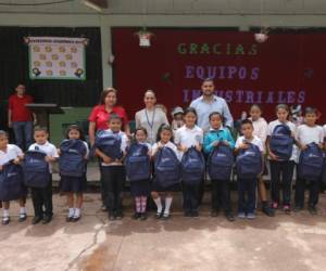 Los estudiantes del CEB Miguel Andonie felices al recibir las mochilas. Foto : David Romero /El Heraldo