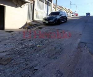 Los vecinos del barrio Lempira han tenido que rellenar la calle con tierra como una “solución”. Foto: Jimmy Argueta/EL HERALDO
