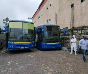 Las unidades solo viajan con la mitad de la capacidad y cada pasajero debe usar su mascarilla.