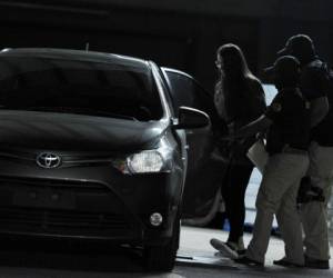Instante en que 'la Palillona' Ilsa Vanessa Molina ingresaba al vehículo que la condujo a los juzgados capitalinos, donde pasó la noche, foto: AFP.