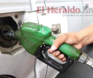 Leves rebajas e incrementos se registrarán en los precios de los combustibles en el país a partir de este lunes.