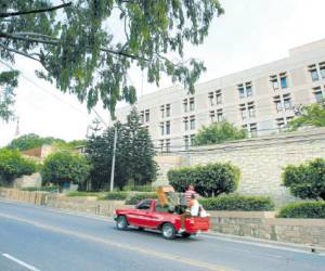 Oscar B. Garcia (C) of Honduras against Eran Zahavi (L) and Lior Refaelov (R) of Israel during friendly match June 2, 2013 at Citi Field in the Queens borough of New York. AFP PHOTO/Stan HONDA