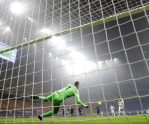 El portugués Cristiano Ronaldo convierte un penal por la Juventus durante la ida de las semifinales de la Copa Italia frente al Inter. Foto: AP.