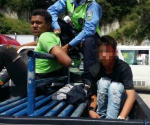 Ambos jóvenes fueron capturados infranganti por policías de la Direccion Nacional de Viabilidad y Transporte, después de la denuncia de un ciudadano.