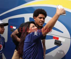 Henry Figueroa se toma una selfie con una aficionada. Foto: Juan Salgado / OPSA