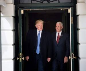 El presidente Donald Trump y el vicepresidente Mike Pence caminan para reunirse con los ganadores de las becas de la Asociación de Correspondencia de la Casa Blanca frente a la Casa Blanca. Foto AFP