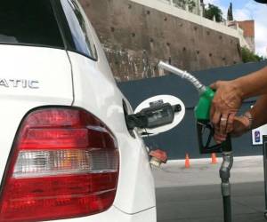 Los precios domésticos de los carburantes acumulan rebajas por las variaciones de los refinados en el mercado internacional.