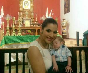 Carolina con su hermoso hijo Thiago en su presentación en la iglesia tras 40 días de nacido. Foto Facebook