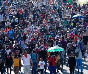 Ni el temor de correr con la misma suerte que han enfrentado otros grupos durante la semana o el intenso calor contuvo a los centenares de migrantes para abandonar la ciudad cerca de la frontera con Guatemala. Foto: AP